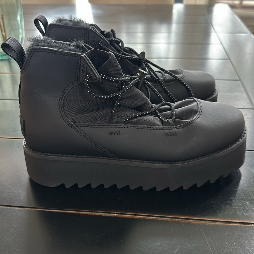 UGGS - Picture 3 of 5